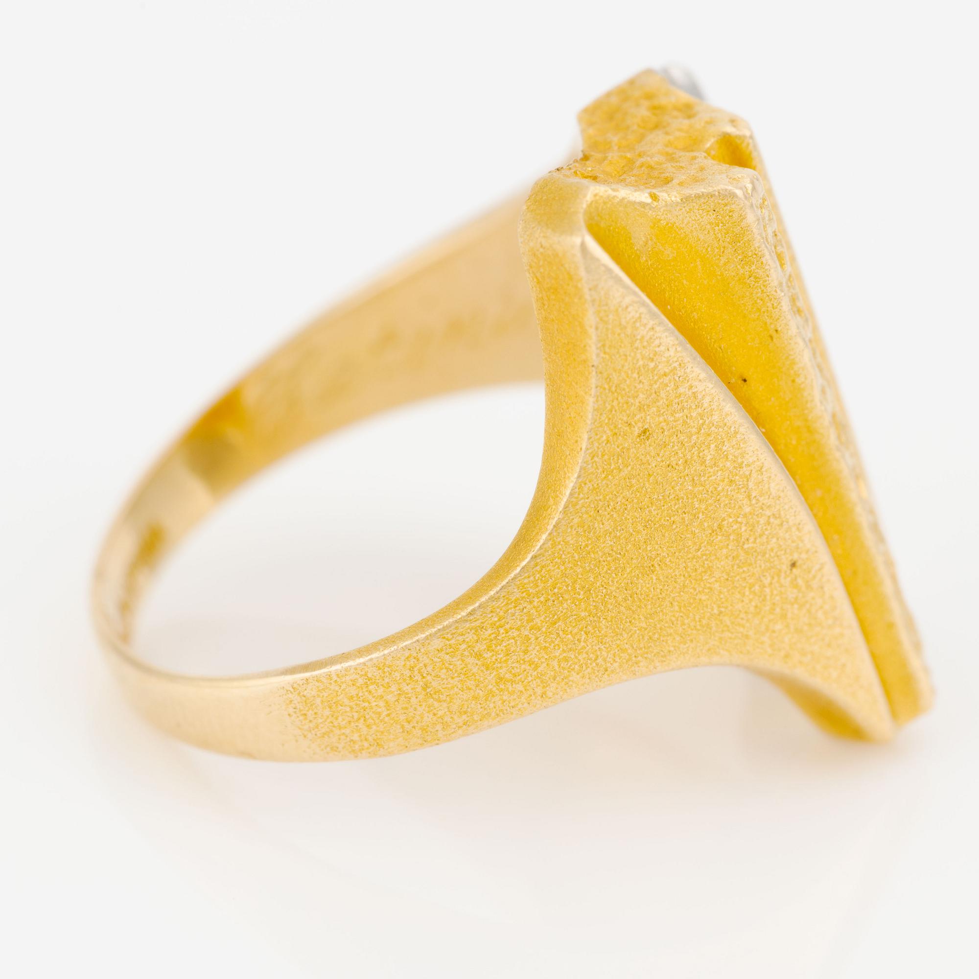 Björn Weckström, ring "Lines in the water",  18K guld och platina. Lapponia 1992.