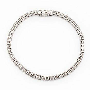 Tennisarmband, 14K vitguld och briljantslipade diamanter.