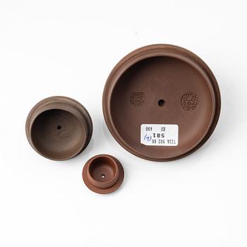 A group of three Chinese yixing teapots, 1980s.