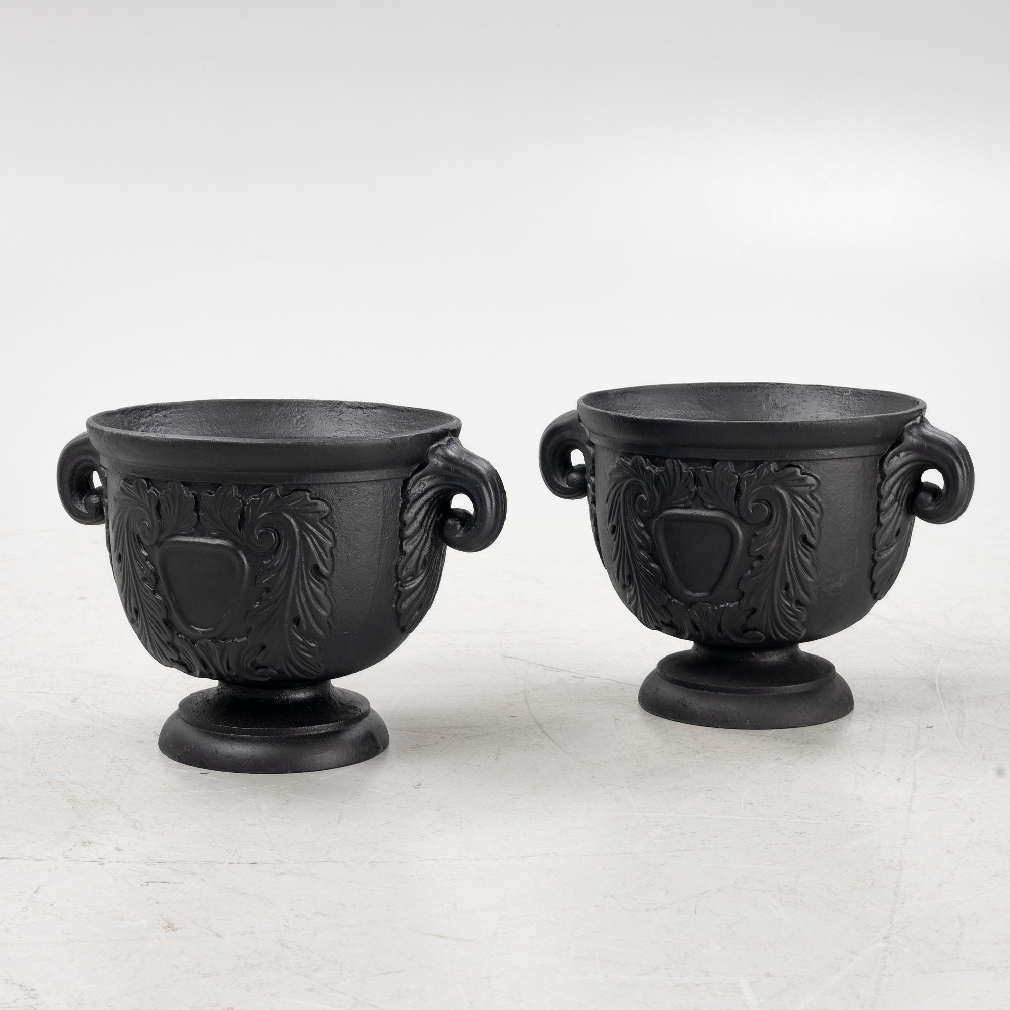 Trädgårdsurnor, ett par, gjutjärn, 1900-tal.