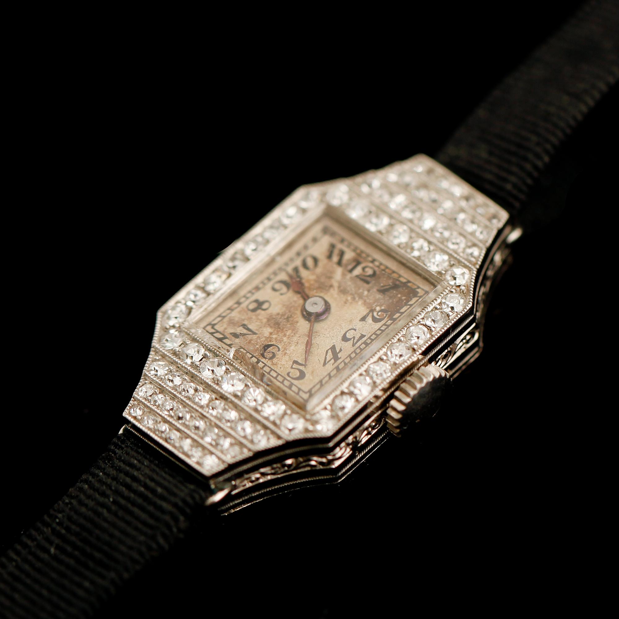 DAMARMBANDSUR, 18 k guld, diamanter tot ca 0.60 ct, 1920-/30-tal.