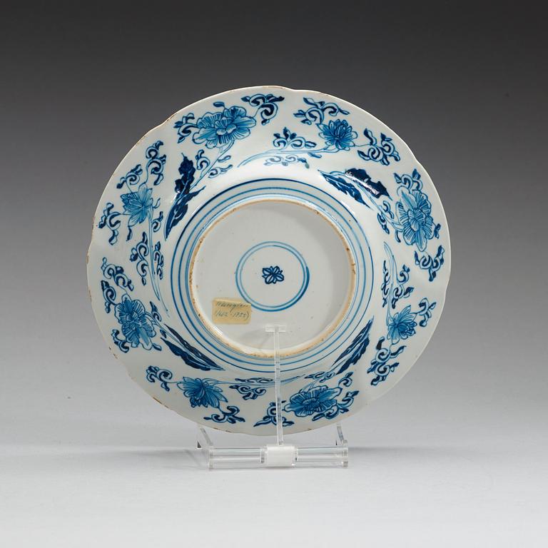 A blue and white charger, Qing dynasty, Kangxi (1662-1722).