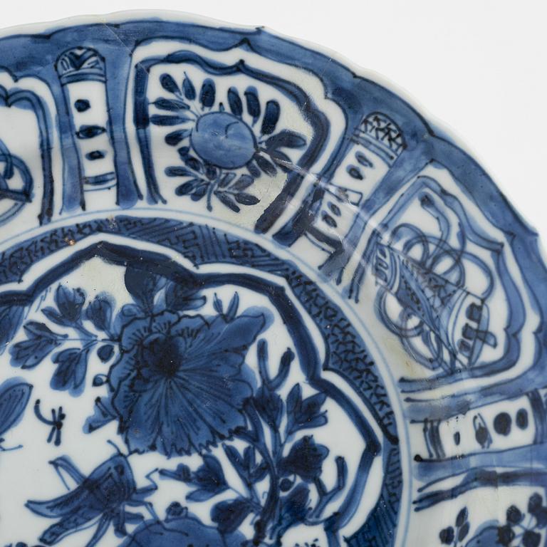 Six blue and white porcelain plate and two small bowl, Ming dynasty, Wanli (1572-1620).