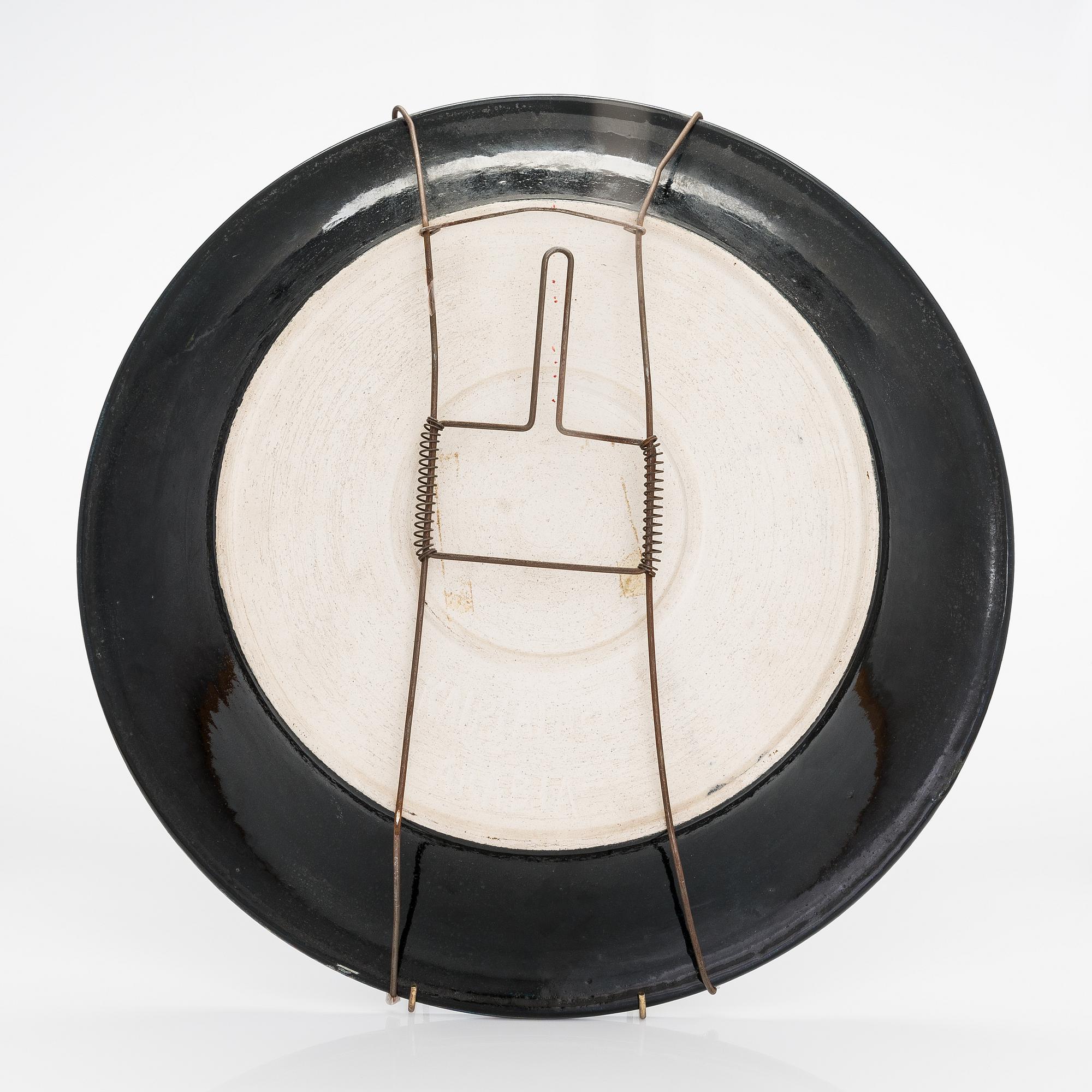 Birger Kaipiainen, a decorative ceramic plate signed Kaipiainen Arabia.