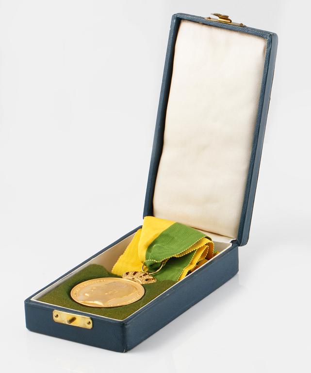 MEDALJ, 18 k guld, Kungliga Patriotiska Sällskapet, 1947, vikt ca 45 gram.