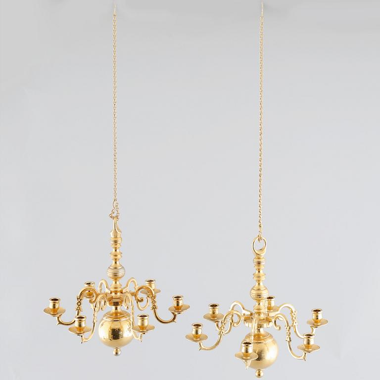 A pair of small baroque style chandeliers, late 20th century, hight 21 cm.