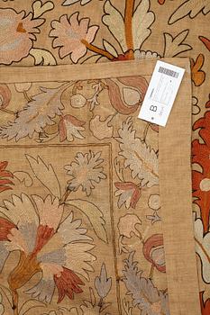 Broderi, sannolikt antik Uzbekistan suzani, ca 226,5-230,5 x 180-182 cm.