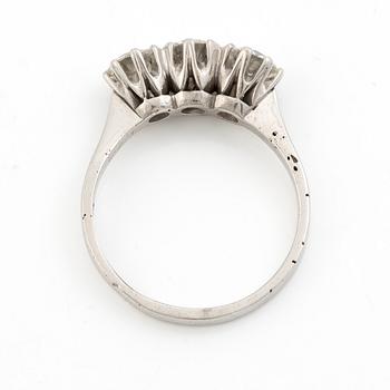 Ring, trestensring 18K vitguld med tre runda briljantslipade diamanter totalt 1.74 ct enligt gravyr.