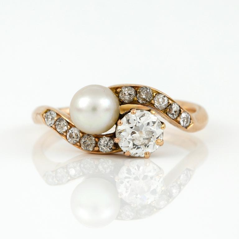 RING, 14K guld med troligen orientalisk pärla samt gammalslipad diamant ca 0,60 ct. Vikt ca 2,80 gram.