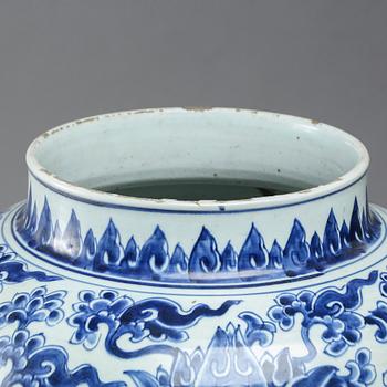 A large blue and white jar, Qing dynasty, Kangxi (1662-1722).