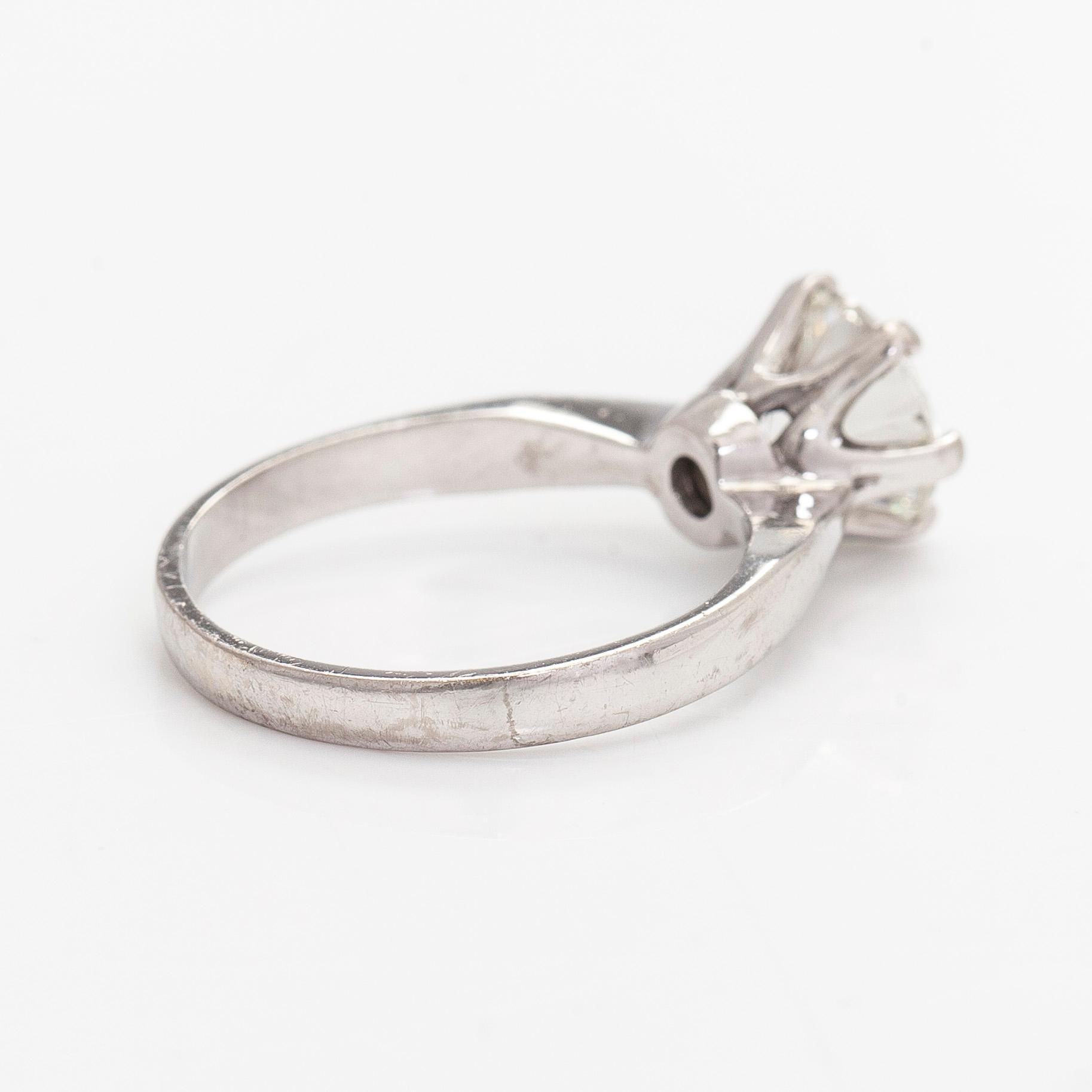 Ring, briljantslipad diamant, 14K vitguld, Kallion Korupaja, Helsingfors 2008.
