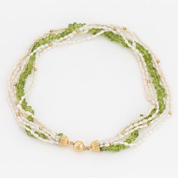 A necklace of cultured, fresh-water pearls and peridot beads with a clasp of 18K guld.