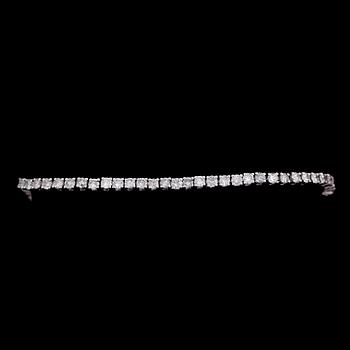 ARMBAND, 14 k vitguld, Rivière, briljantslipade diamanter tot ca 4.72 ct.