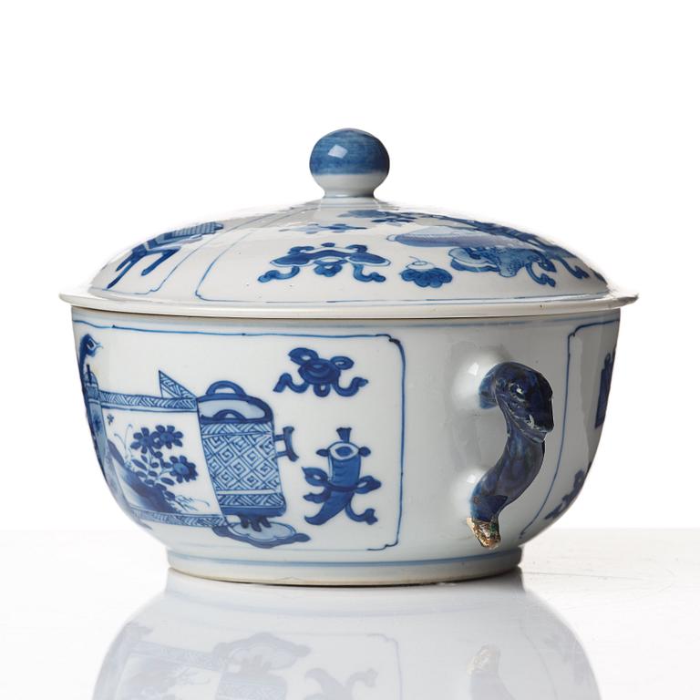 A blue and white tureen with cover, Qing dynasty, Kangxi (1662-1722).