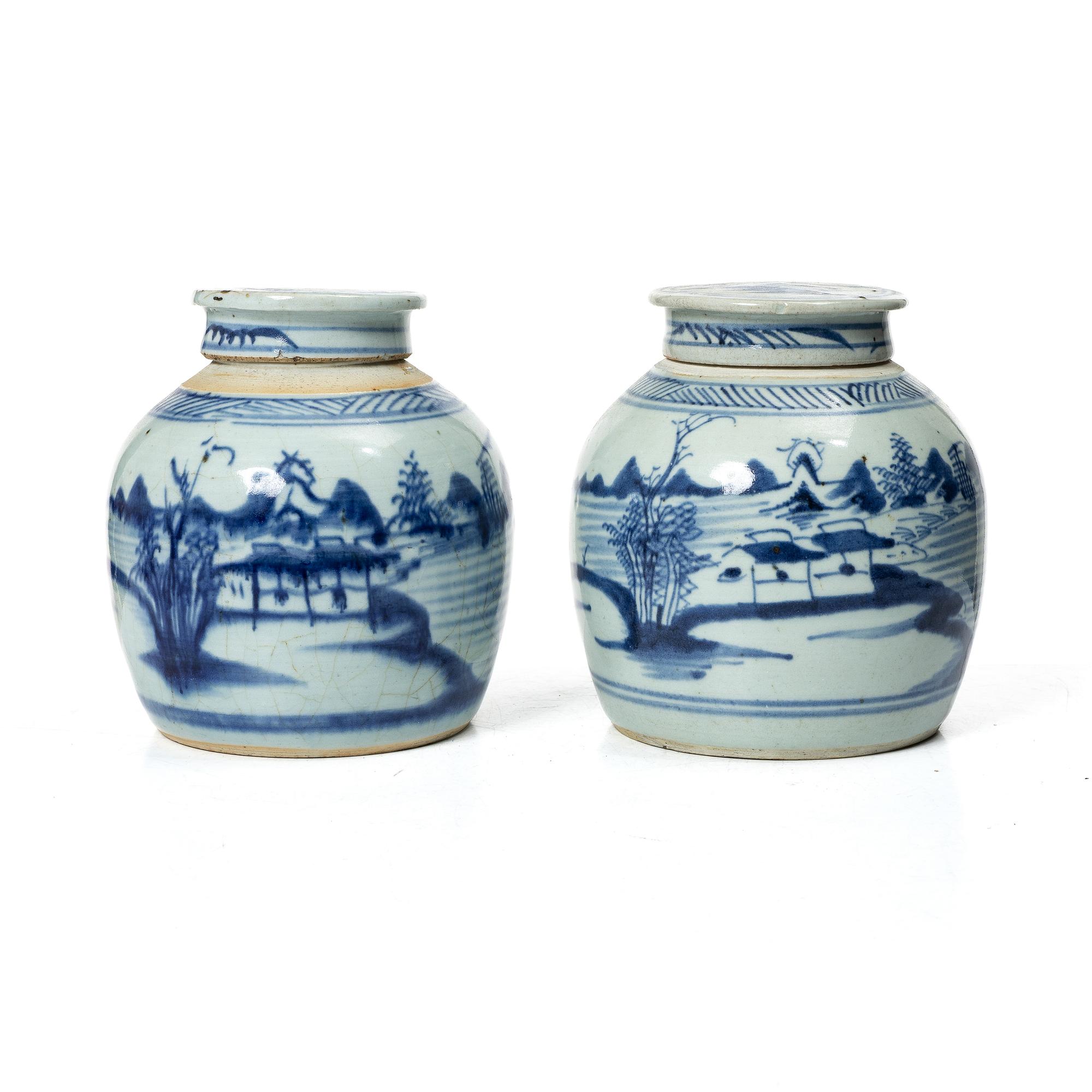Two Chinese blue and white porcelain jars with cover, late Qing dynasty, 19th century.