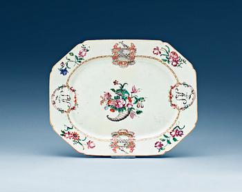 1504. A famille rose armorial serfind dish, Qing dynasty, Qianlong (1736-95).