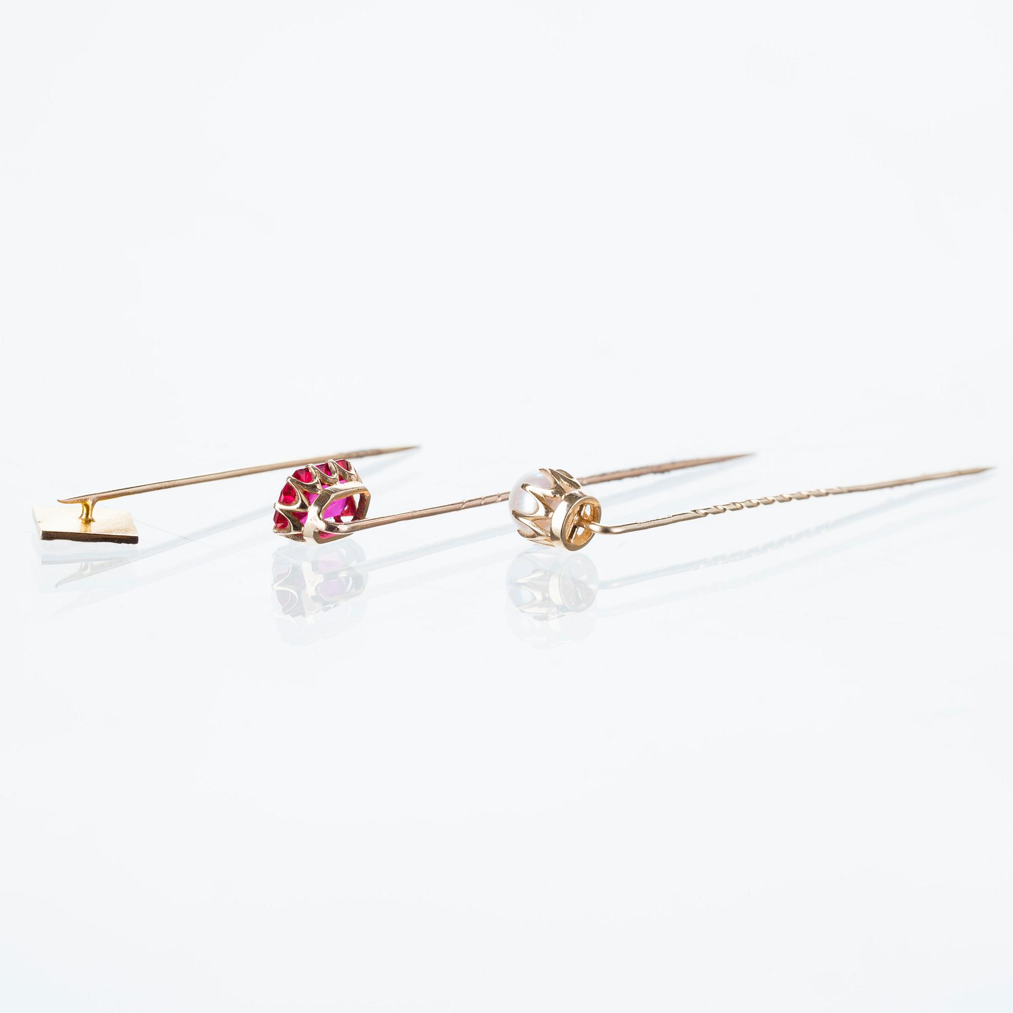 SLIPSNÅLAR / KRAVATTNÅLAR, 3 st, guld 14K, finska stämplar, bl a Björn Weckström. Tot vikt. ca 4,0 g.