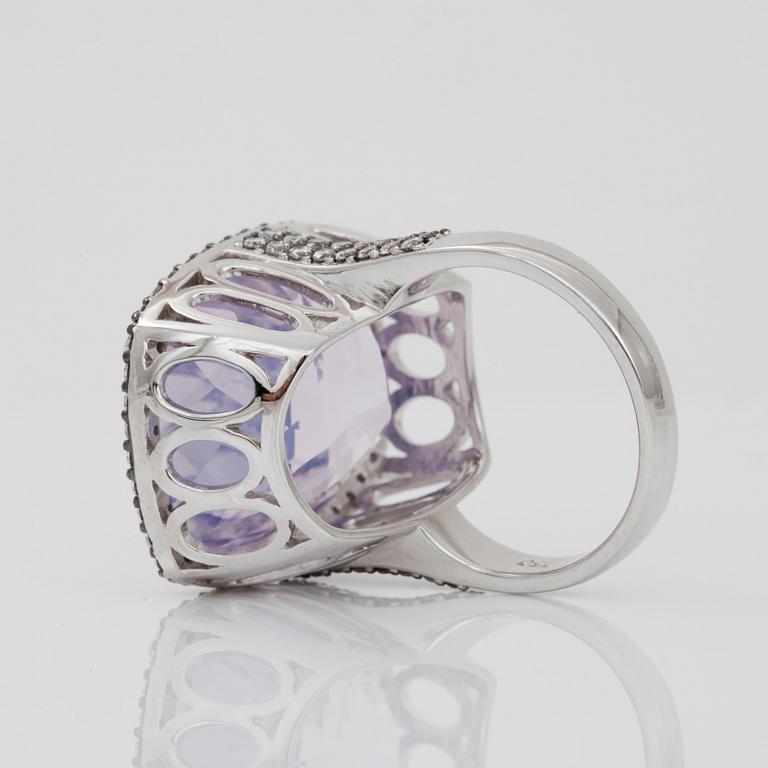 RING med lila s.k "lavendelkvarts" ca 23.50 ct samt briljantslipade diamanter totalt ca 1.00 ct.