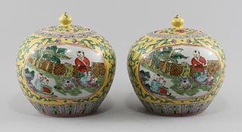 LOCKBOJANER, ett par, porslin, Kina, 1900-tal.