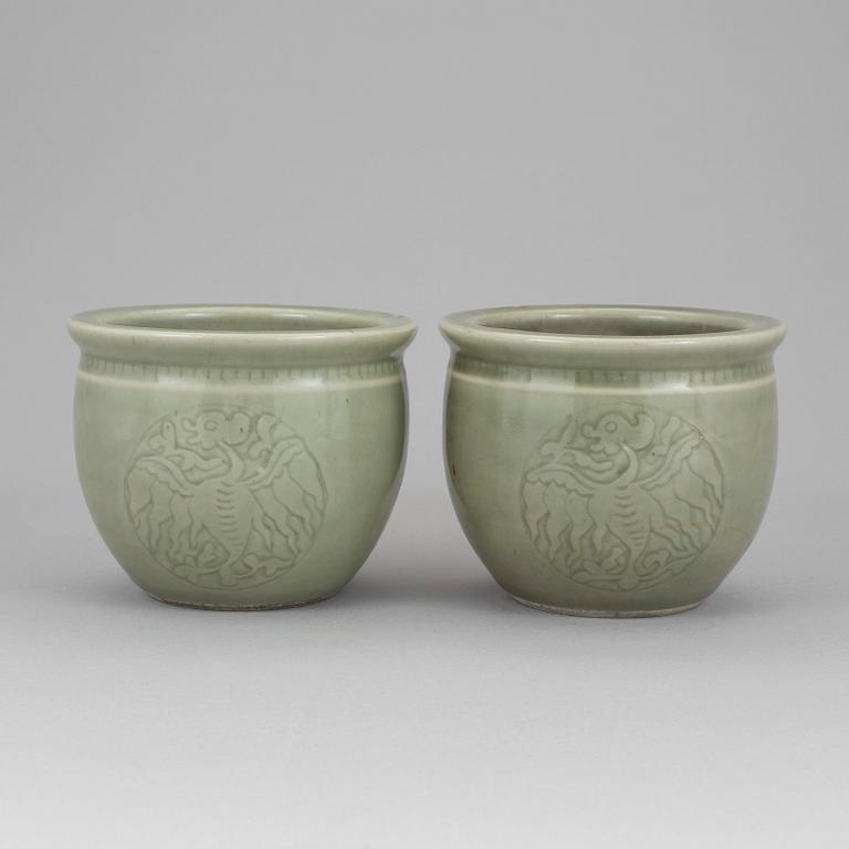 A pair of chinese flower pots and a bojan, China 19th/20th century.