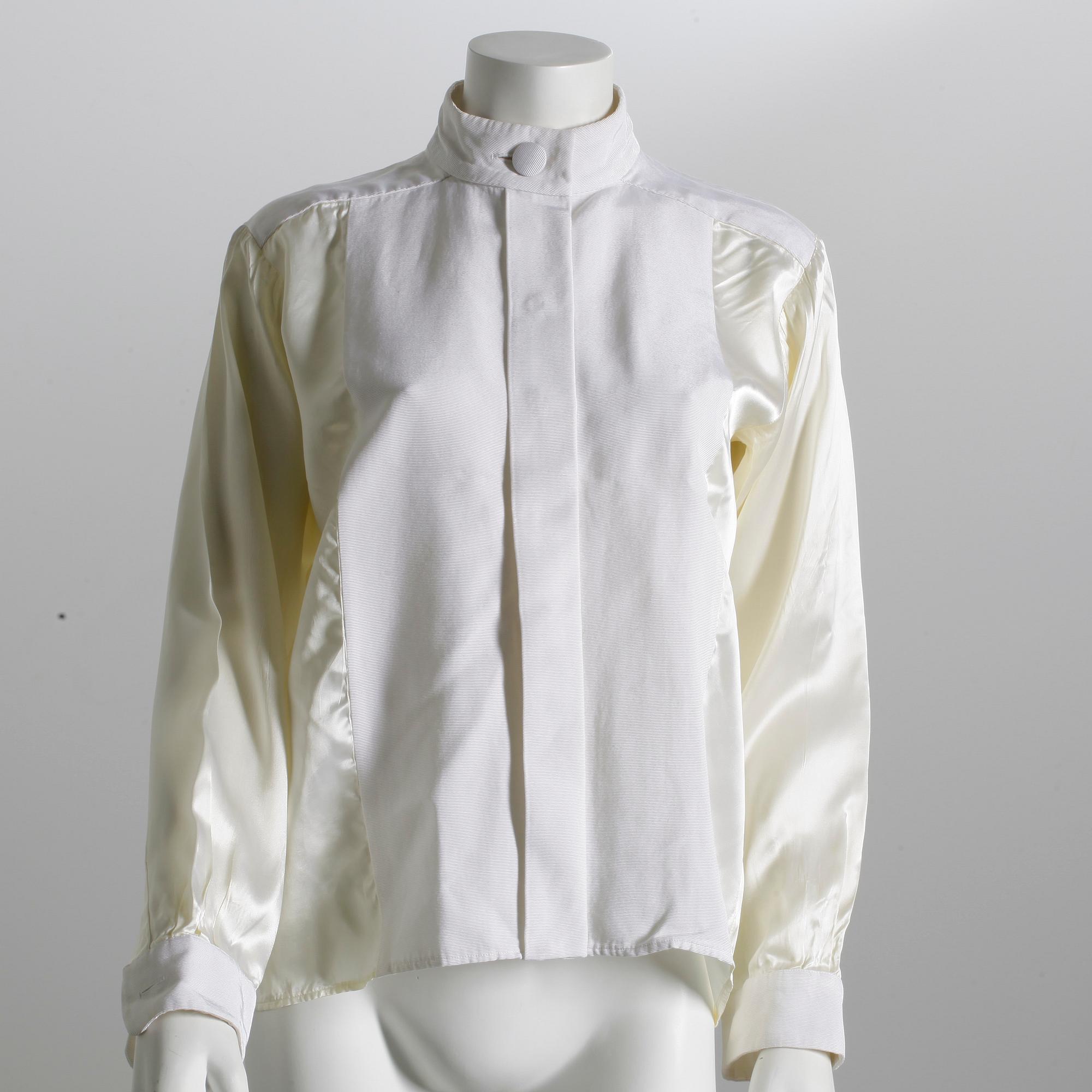 BLUS, Yves Saint Laurent.