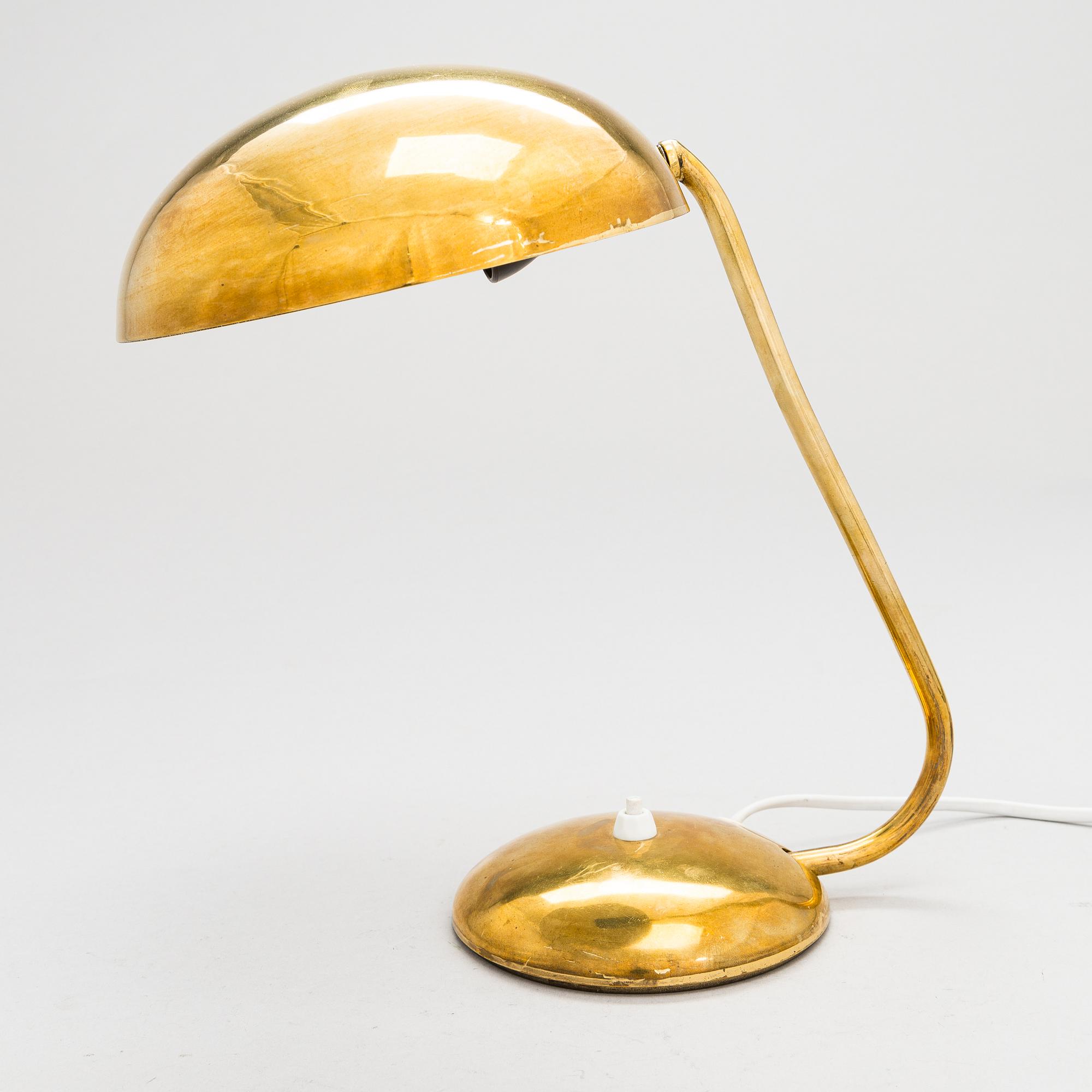 A mid 20th century '2433' table lamp for Valinte.