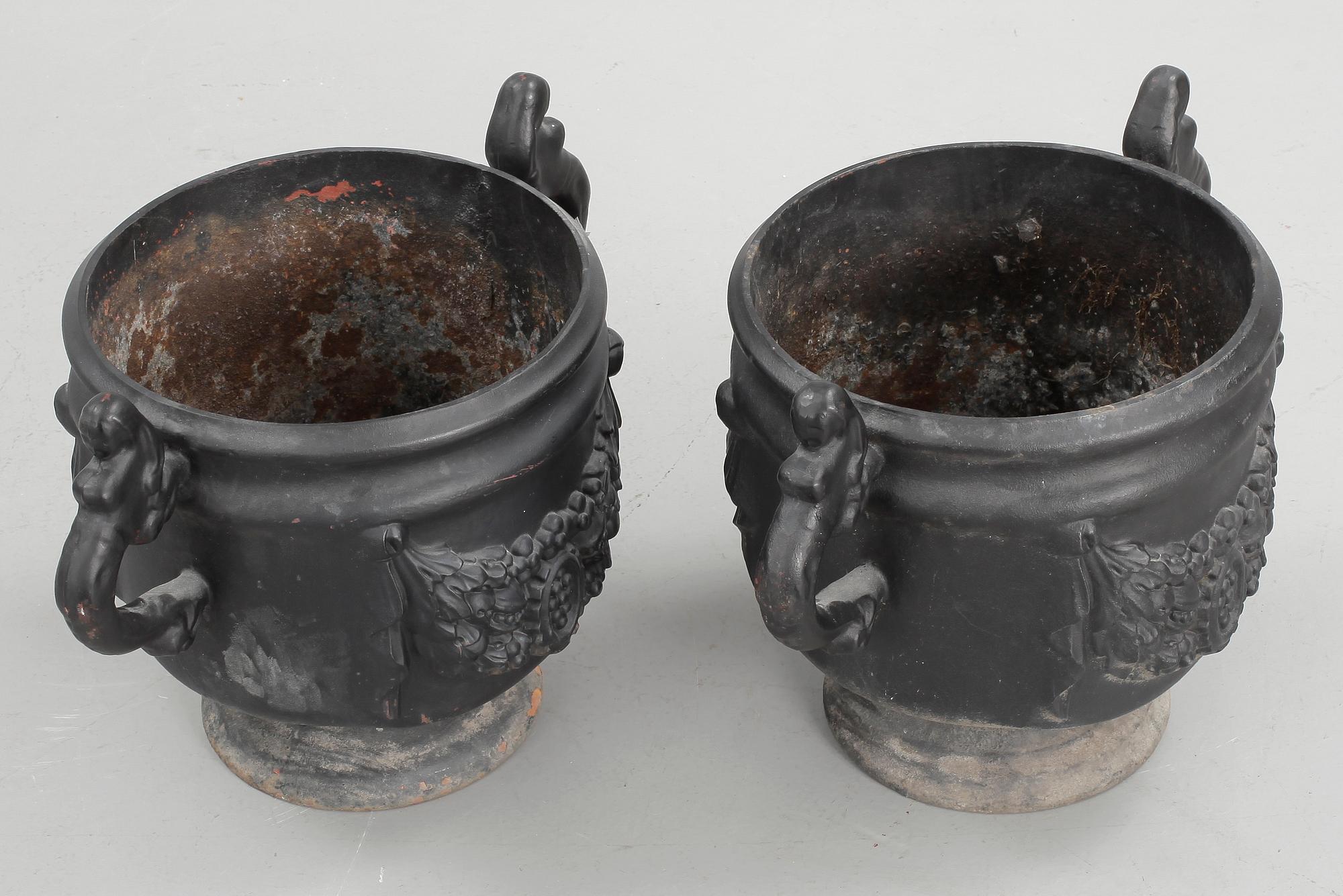 TRÄDGÅRDSURNOR, 1 par, gjutjärn, Stafsjö Bruk, 1900-talets mitt.