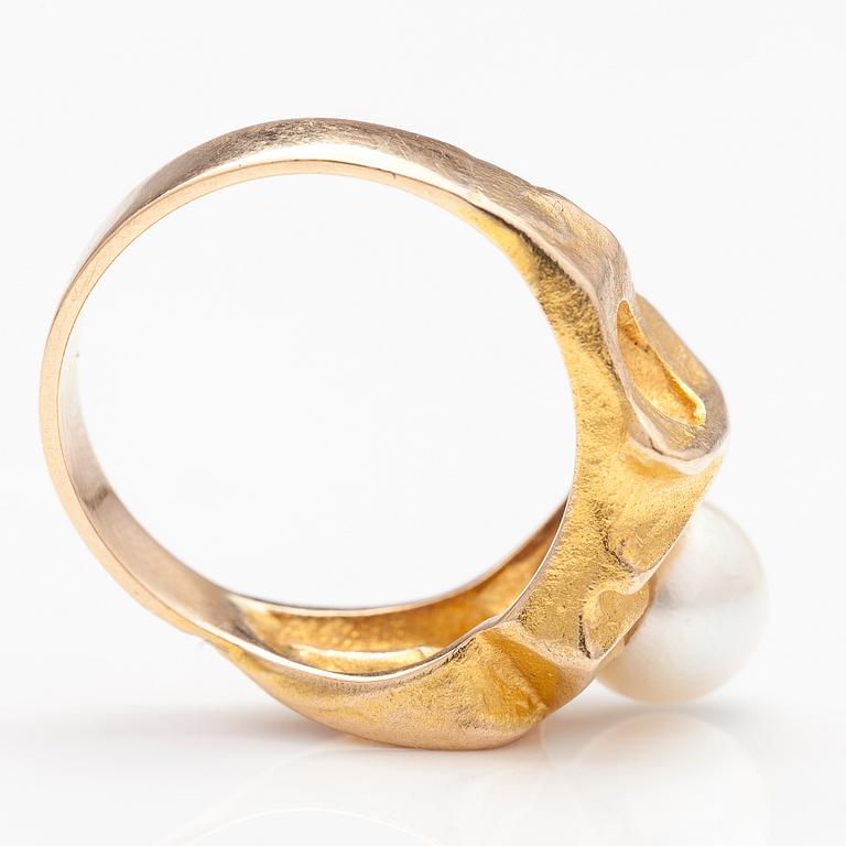 BJÖRN WECKSTRÖM, A 14K gold ring "Lapintaika" with a cultured pearl. Lapponia 1971.