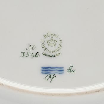 Royal Copenhagen, tallrik, porslin, "Flora Danica", Danmark, 1900-tal.