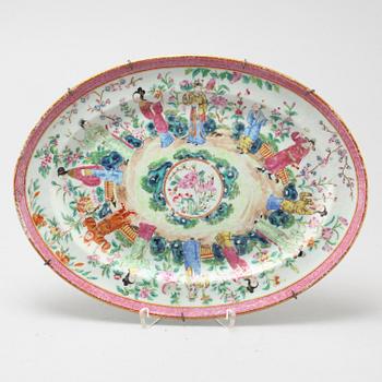 A chinese Canton porcelain plate, 1800-tal.