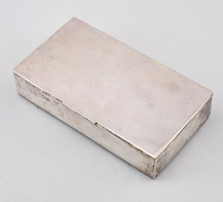 CIGARETTETUI, silver, 1930-tal. Vikt med inredning ca 407 g.