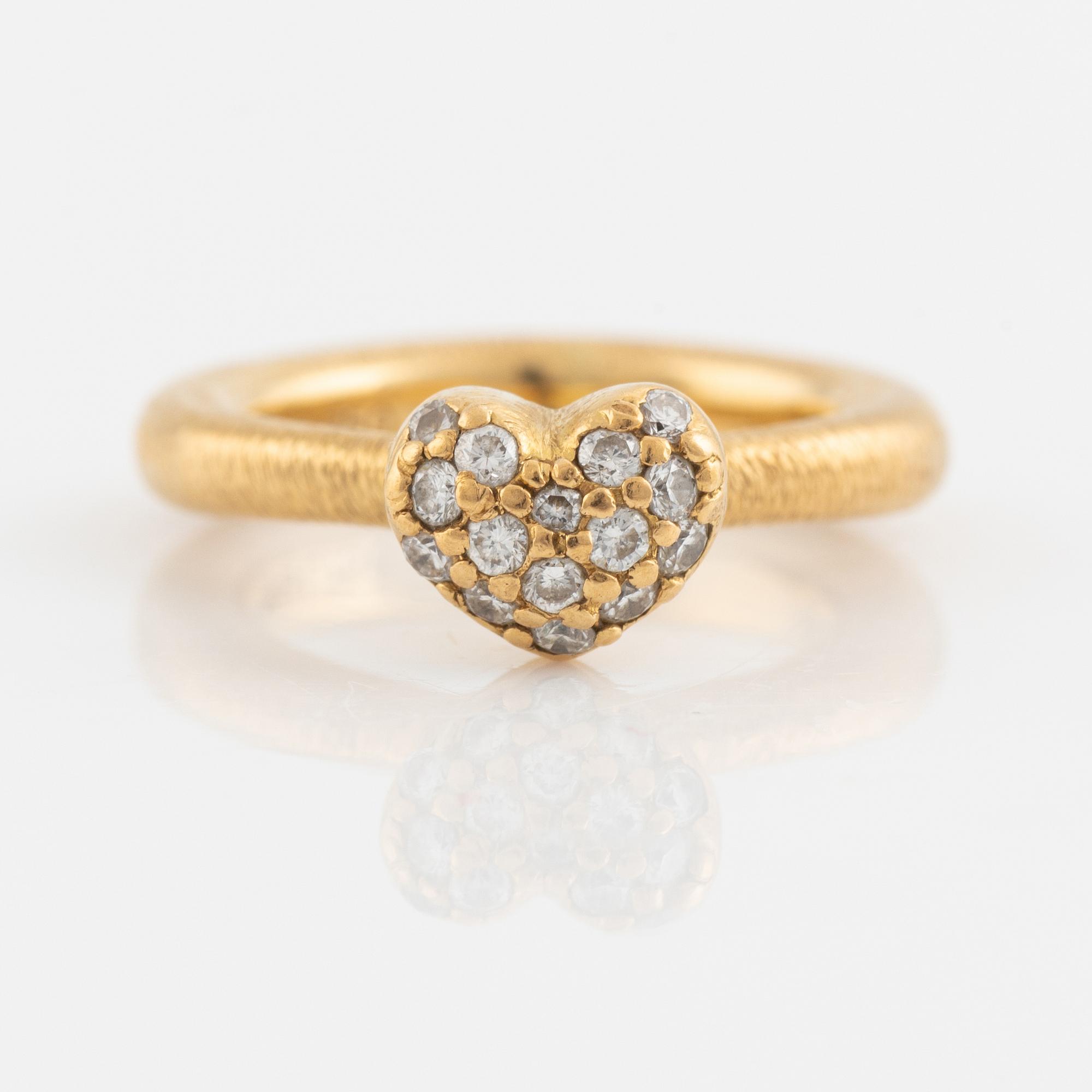 Ole Lynggaard, ring, formad som ett hjärta, guld med briljantslipade diamanter.