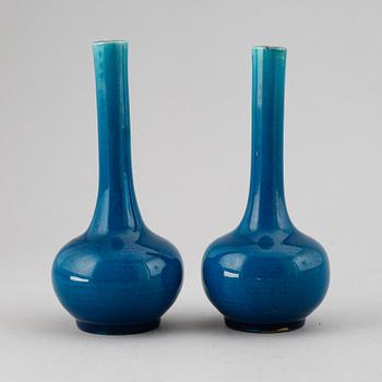 A pair of turkoise glazed vases, Qing dynasty, 19th Century.