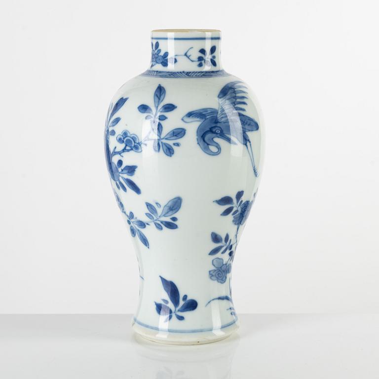 A Chinese blue and white vase, Qing dynasty, Kangxi (1662-1722).