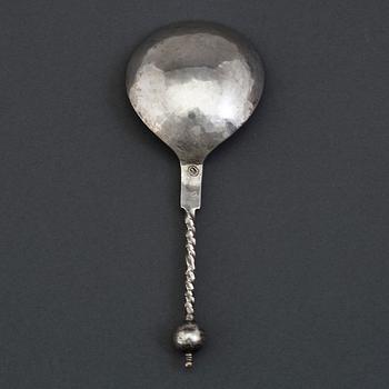 Oluf Jörgensen, (verksam i Bergen 1650-1700), sked med kulknopp, silver.