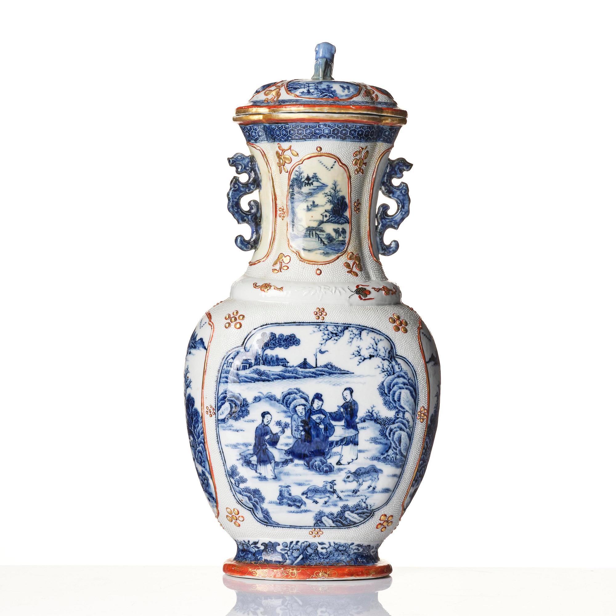An elegant blue and white Chinese Export porcelain vase with cover, Qing dynasty, Qianlong (1736-95).