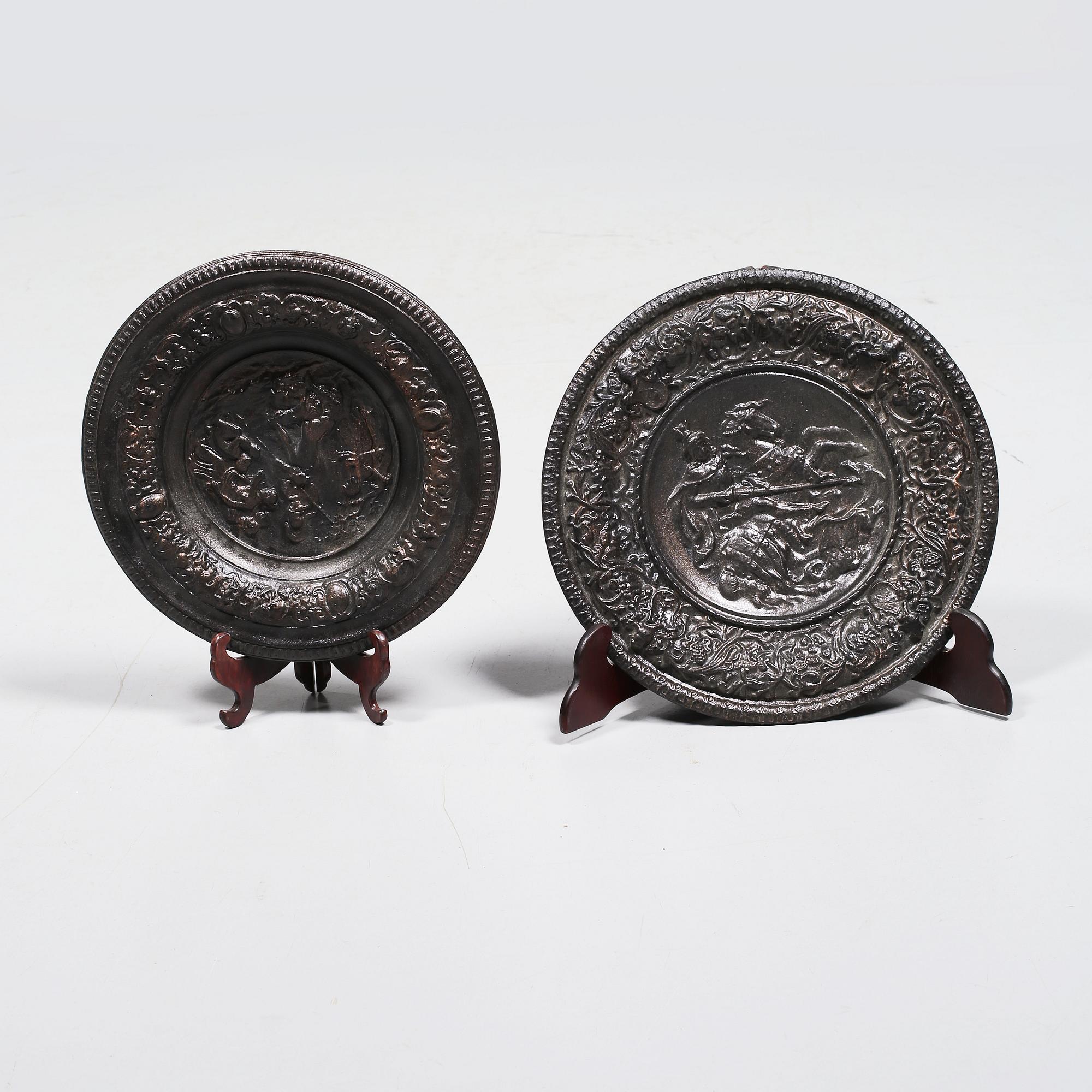 VÄGGPLAKETTER, 2 st, gjutjärn, 1900-tal.