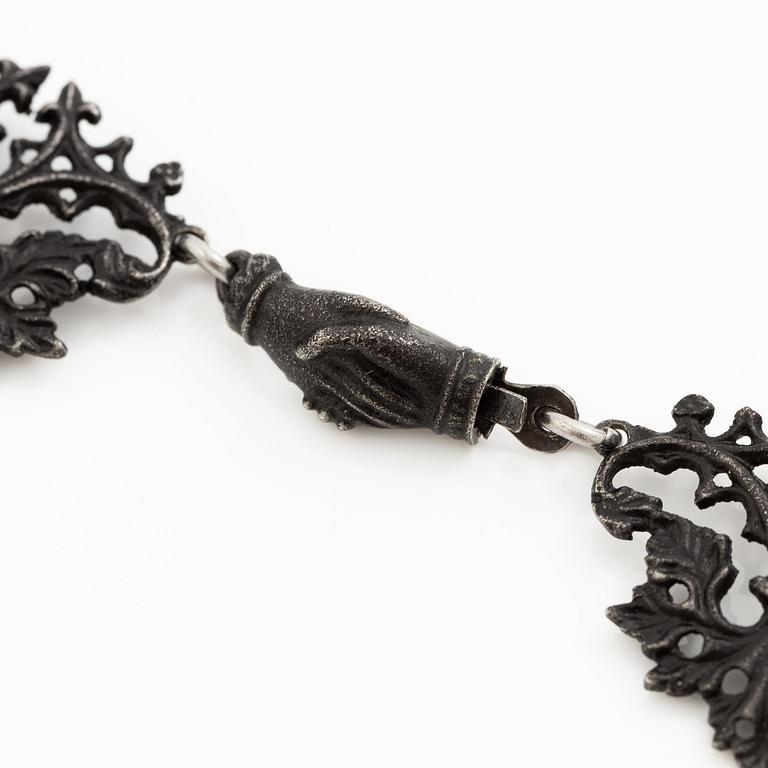 Collier, "eisengold", svärtat gjutjärn, nygotik, 1800-tal.