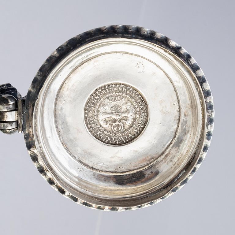 A porcelain beer mug with silver fittings and cover, Dermany/Denmark, 18th century.