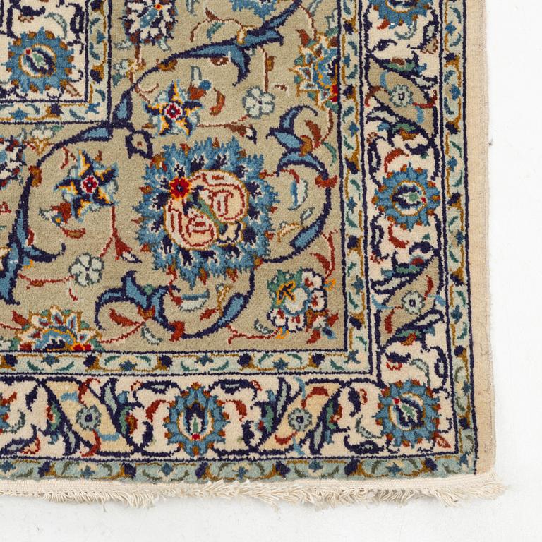 A Keshan carpet, c. 395 x 295 cm.