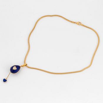 FABERGÉ-ÄGG, 18K guld med blå emalj och runda briljantslipade diamanter, med kedja, med etui.