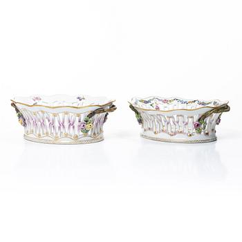 Royal Copenhagen, Gallerskålar, 3 st, Sachsisk blomst, Danmark, 1900-tal.