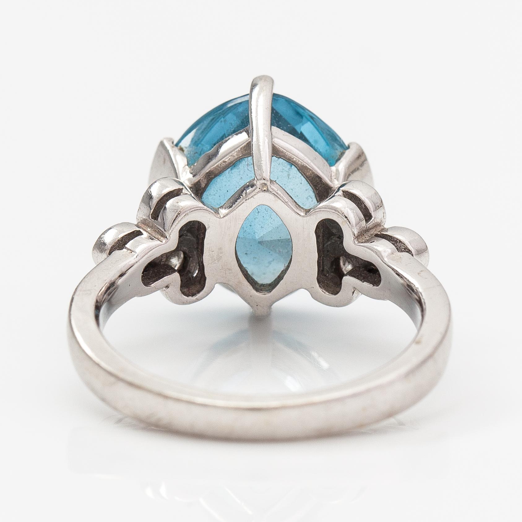 A 14K white gold ring with a topaz and diamonds ca. 0.18 ct in total.