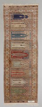 MATTA, orientalisk. Ca 285 x 102 cm.
