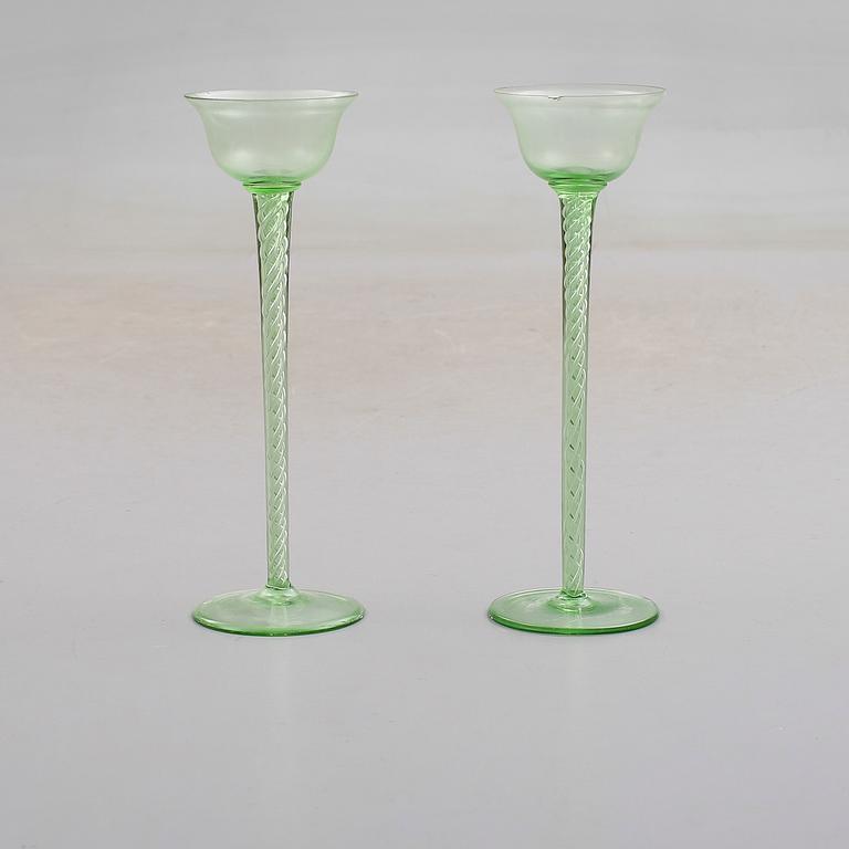 SKÅLAR PÅ FOT, 1 par, glas, 1900-tal.