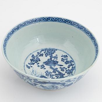 A blue and white bowl, Qing dynasty, 19th Century.