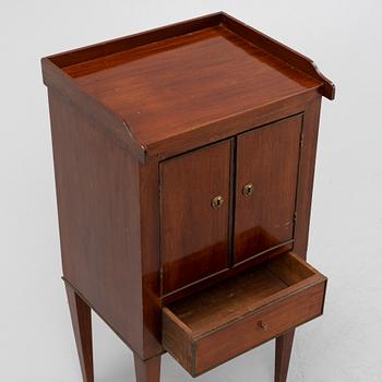 A mahogany bedside table, England, around the year 1800.