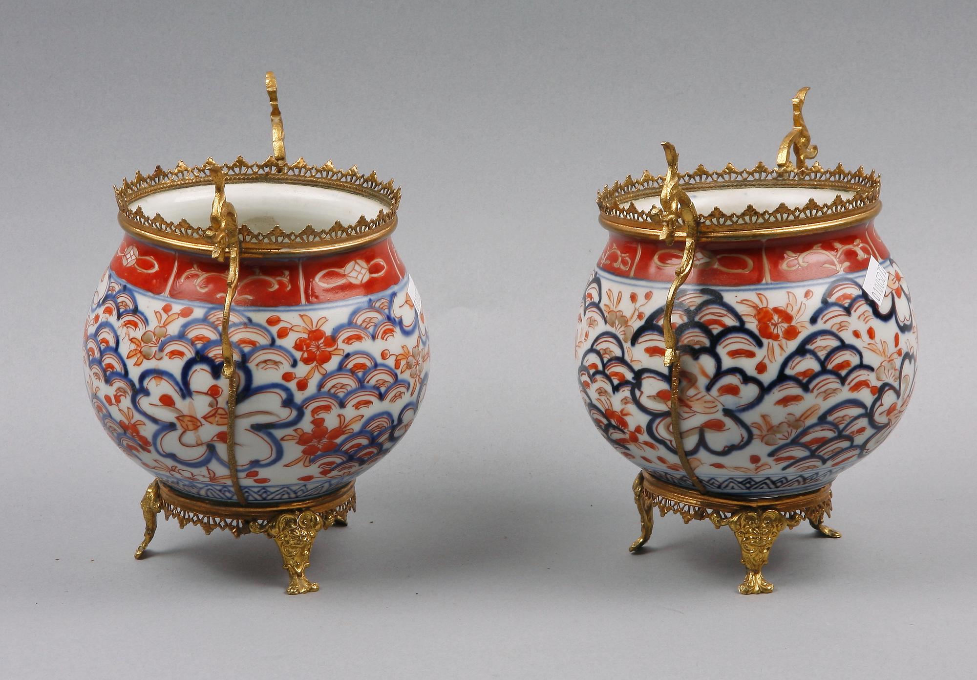 SKÅLAR, ett par, porslin och mässing, Japan, 1800/1900-tal.
