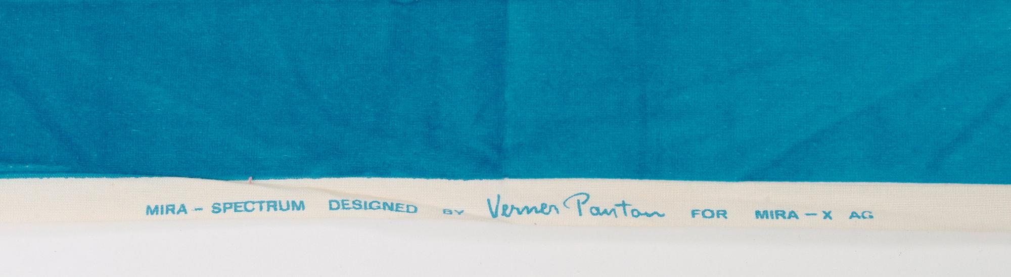Verner Panton, GARDINLÄNGD OCH PROVBITAR, 5 ST. Bomullsvelour. Olika blå nyanser och mönster. Verner Panton.