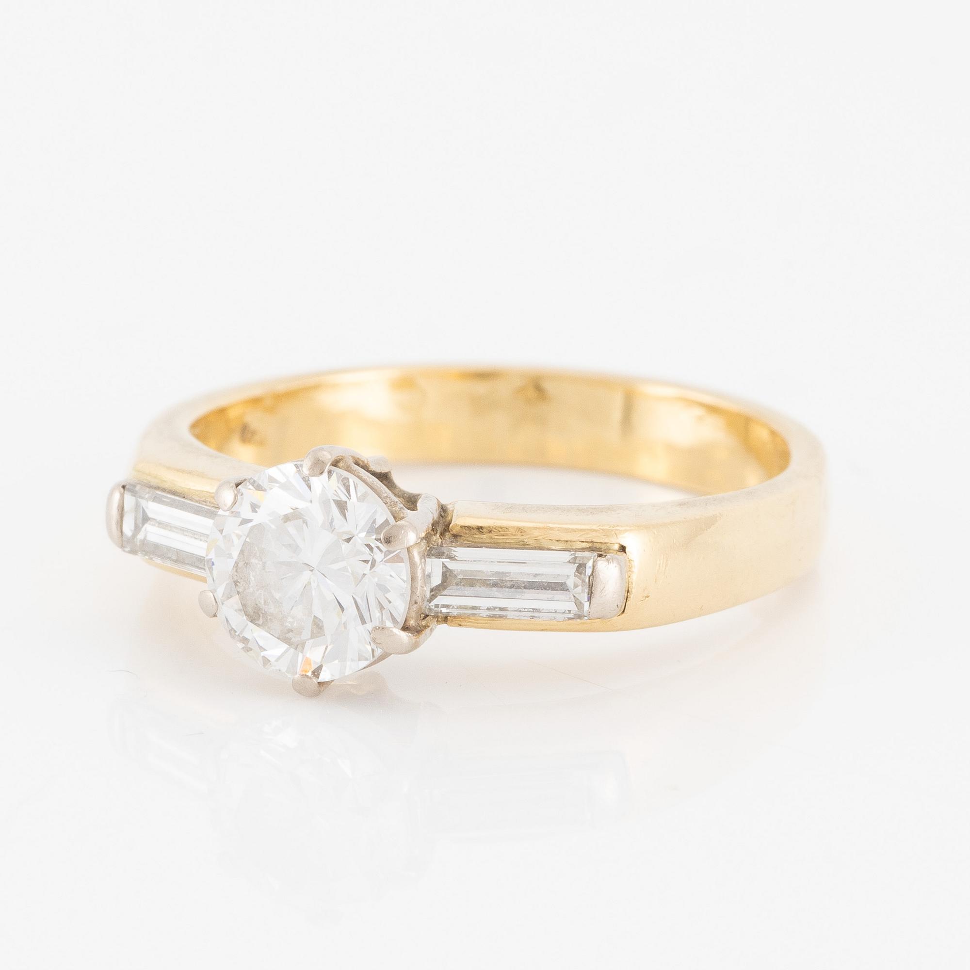 Ring 18K gold with a round brilliant-cut diamond.